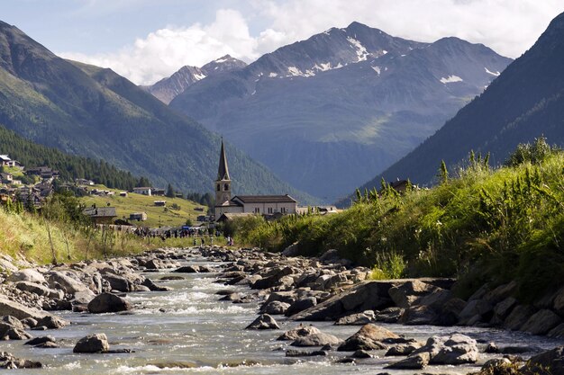 Rio Spol com a igreja de Santa Maria em Livigno Itália