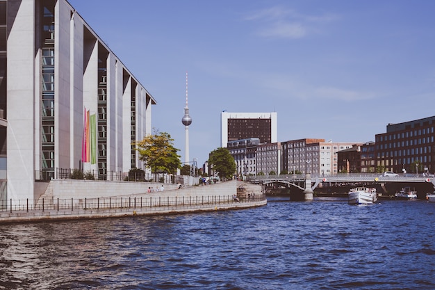 Río Spree en Berlín con vista a la Torre de TV