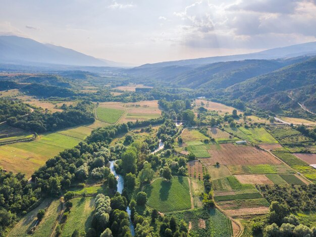 Foto río strumeshnitsa que pasa por el valle de petrich bulgaria