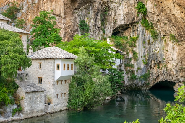 Un río subterráneo limpio emerge de una cueva cerca de una mezquita islámica