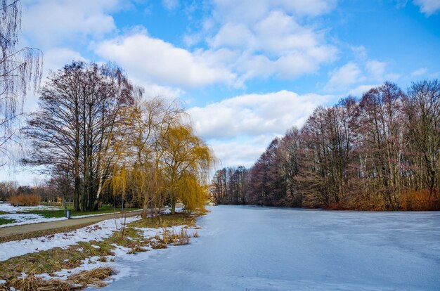 El río Svisloch fluye en Minsk y crea lugares pintorescos. Bielorrusia