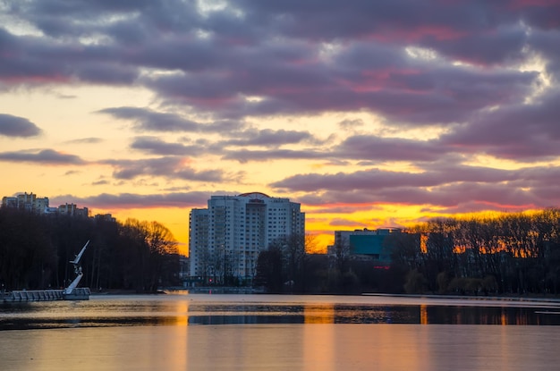 El río Svisloch fluye en Minsk y crea lugares pintorescos Bielorrusia