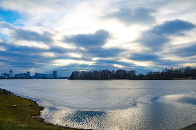 El río Svisloch fluye en Minsk y crea lugares pintorescos.