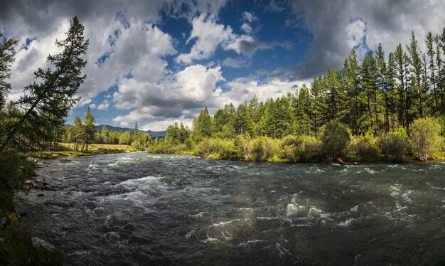 El río taiga, cielo del trueno