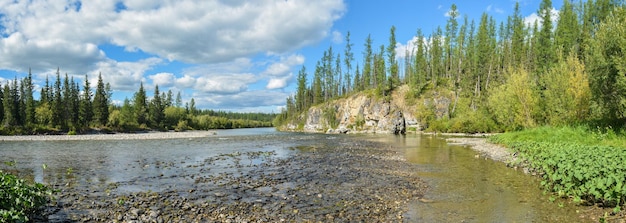 Rio Taiga na região dos Urais