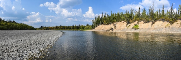 Río Taiga en la región de los Urales