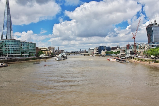 Rio Tamisa na cidade de Londres Inglaterra Reino Unido