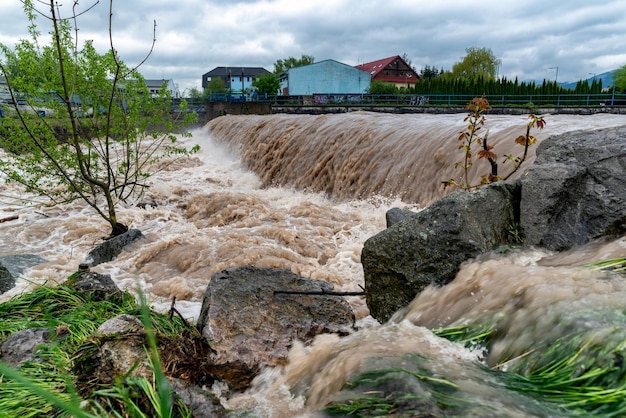 Rio tempestuoso após chuva forte