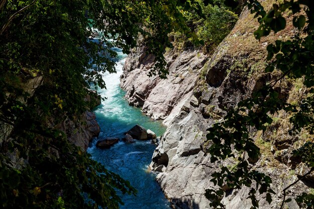 Rio tempestuoso belaya no desfiladeiro de khadzhokh. belas paisagens, desfiladeiros e desfiladeiros.