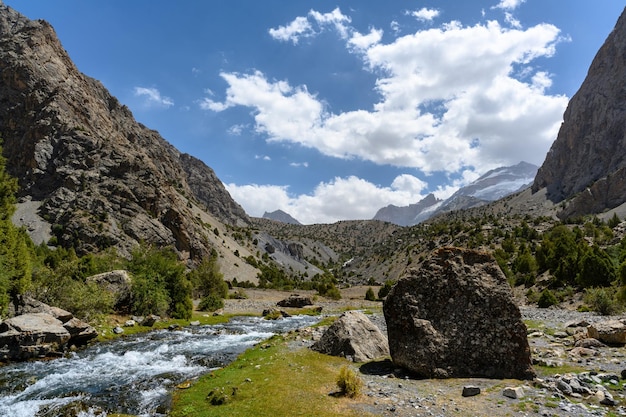 Un río tempestuoso en las montañas de Tayikistán