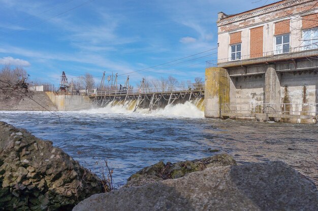 Un río tempestuoso en una presa de una central hidroeléctrica