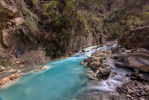 Río termal de agua turquesa