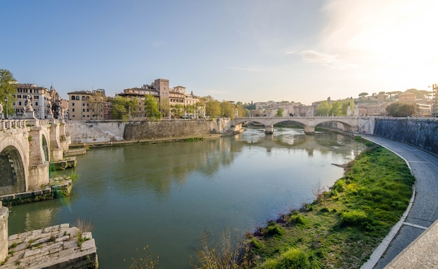 Río de Tiber en Roma, Italia en día de verano