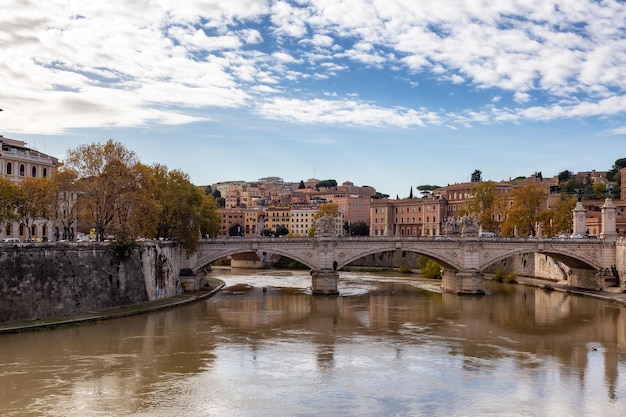 Rio Tibre e ponte em uma cidade histórica Roma Itália