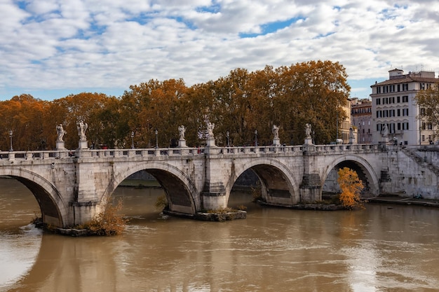 Rio Tibre e ponte em uma cidade histórica Roma Itália