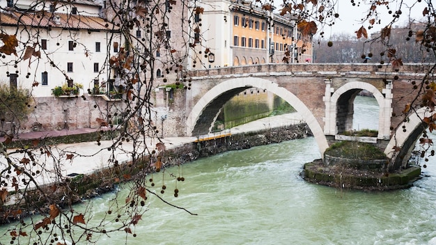 Rio Tibre e ponte para Isola Tiberina