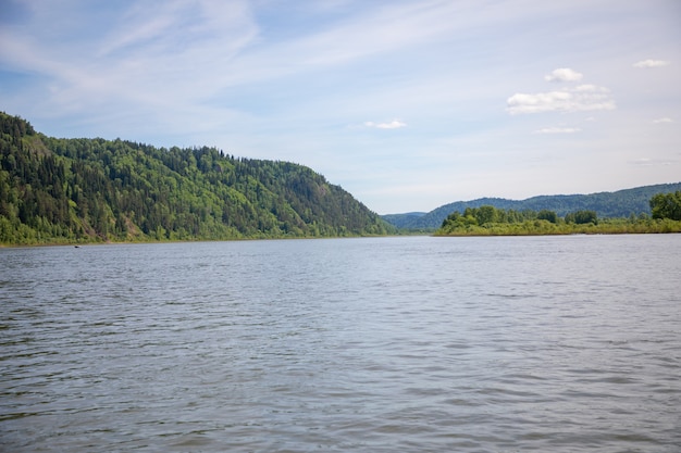 Rio tom fluindo pelas florestas de taiga sul da sibéria, rússia