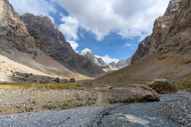 Foto un río tormentoso en las montañas de tayikistán