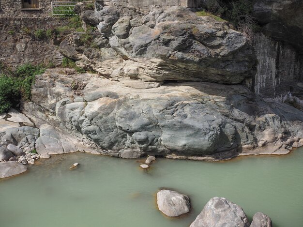 Río torrente de montaña