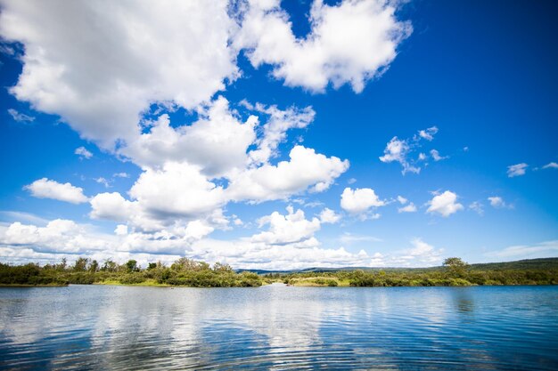 Foto río tranquilo y cielo azul asombroso