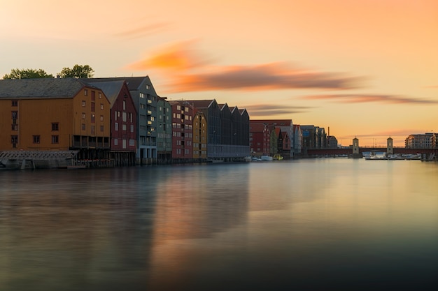 Rio Trondheim na hora do pôr do sol