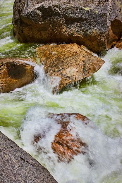 Río con un trozo afilado de roca y agua en cascada sobre la parte superior