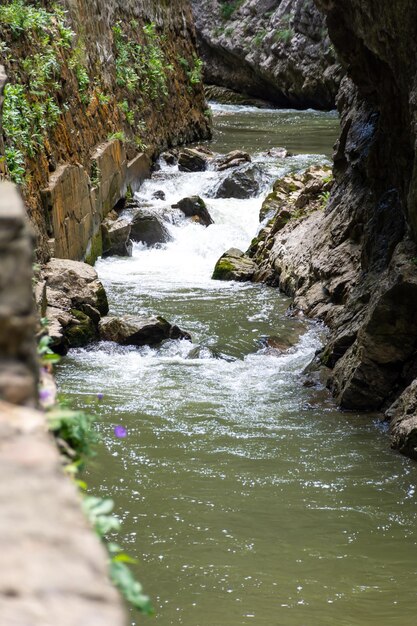 Un río turbulento fluye entre las rocas.