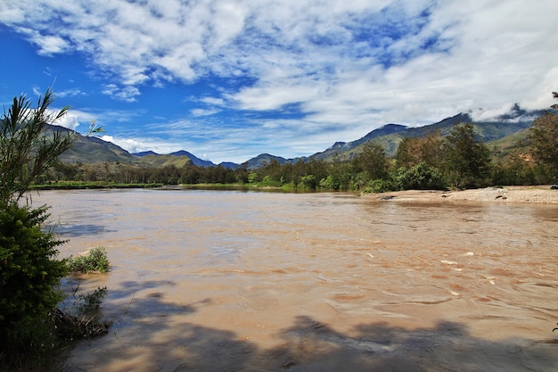 El río en el valle de Wamena, Papua, Indonesia