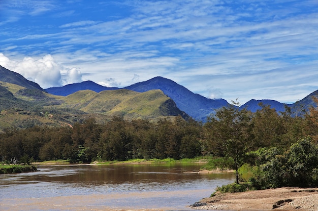 El río en el valle de Wamena, Papua, Indonesia