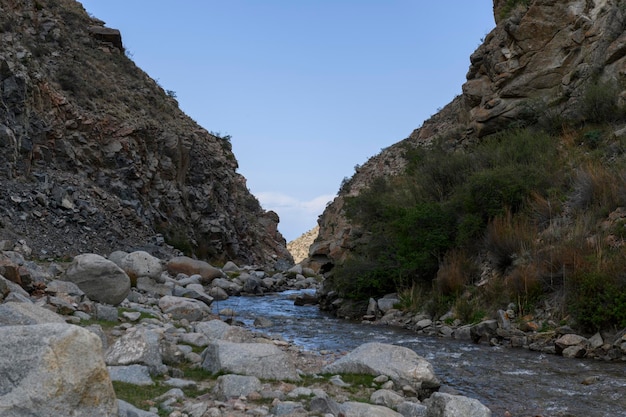 Río Verano paisaje de montaña Kirguistán montañas IssykKul región