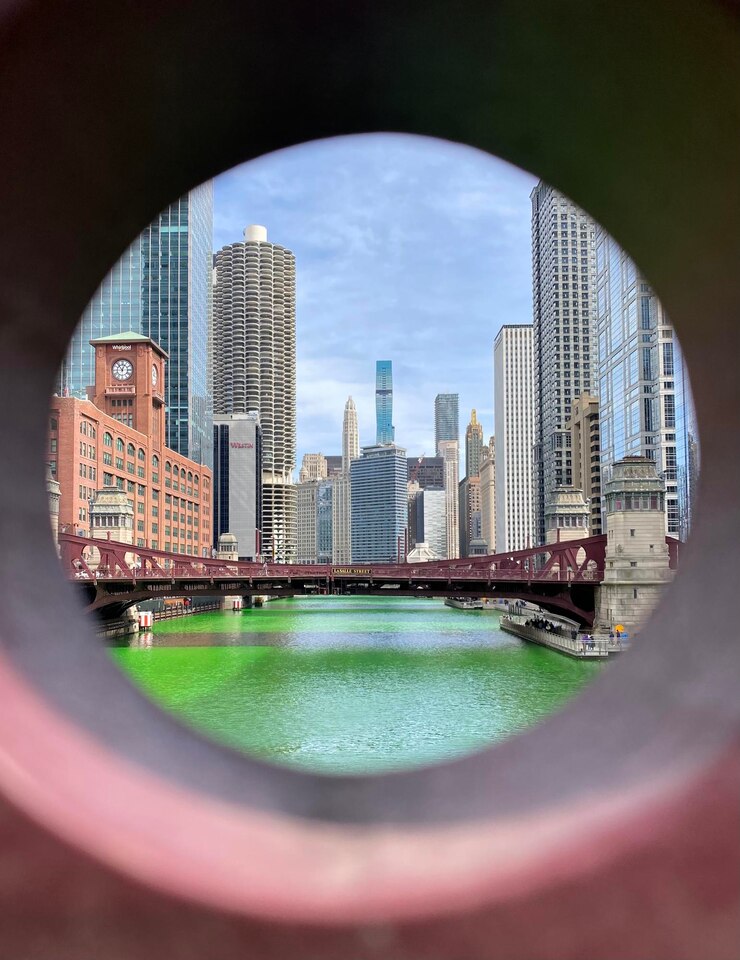 Foto el río verde de chicago es el día de san patricio.