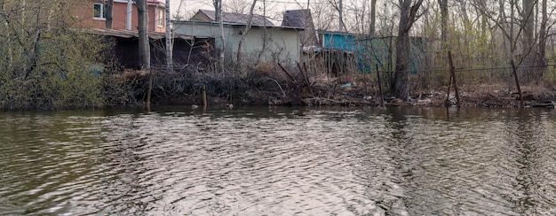 Río y viejas casas abandonadas en la orilla