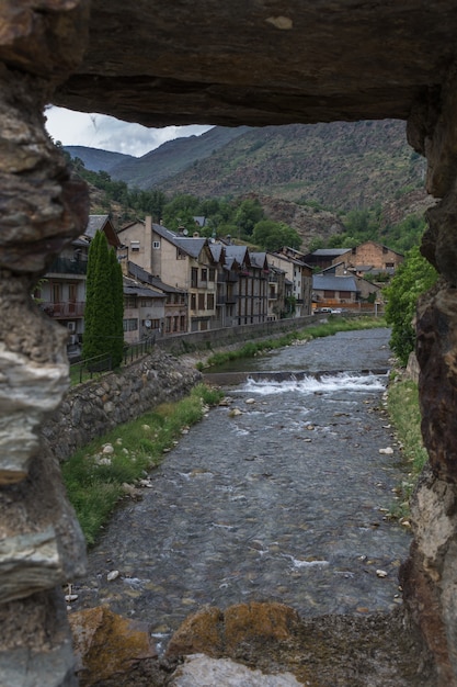 Un río visto a través de una ventana de piedra