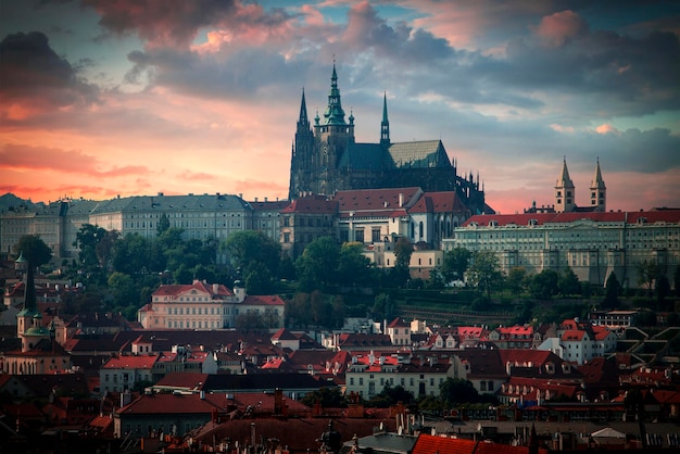 Río Vltava y Catedral de San Vito en Praga