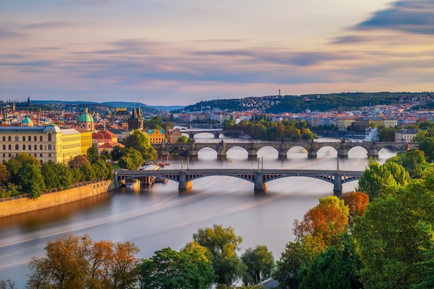 Rio Vltava com pontes históricas em Praga