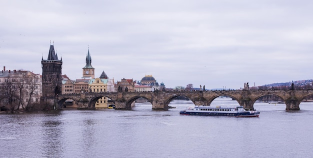 Rio Vltava e ponte Charles em Praga