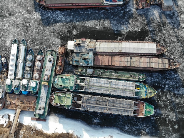 Río Volga. Barcos invernando en un río helado. Hay muchos barcos en el muelle. Volgogrado. Rusia