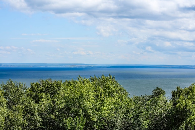 El río Volga en la ciudad de Ulyanovsk, vista desde la colina