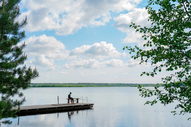 Río Volga, Rusia, 28 de mayo de 2021. Un niño con una caña de pescar está pescando en el río en verano.