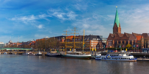 Río Weser y la Iglesia de San Martín, Bremen, Alemania