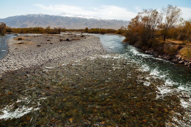 Rio West Karakol. Rio de montanha no vale de Suusamyr, no Quirguistão.