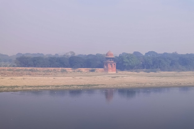 Foto el río yamuna se acerca al taj mahal por la mañana