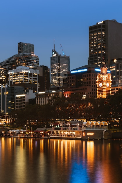 Foto río yarra y edificios de la ciudad en la noche