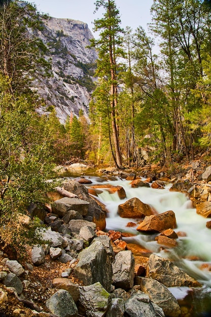 Río Yosemite con cascadas y rocas