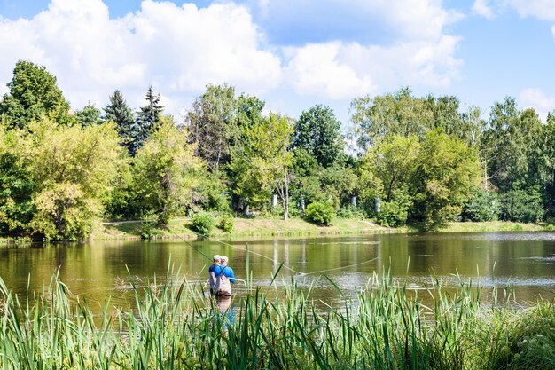 Rio Zhabenka perto de lagoa urbana em Moscou no verão