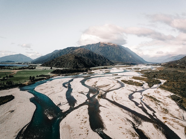 Foto rio zul com pouca água em uma bela paisagem entre altas montanhas e cheio de árvores em um