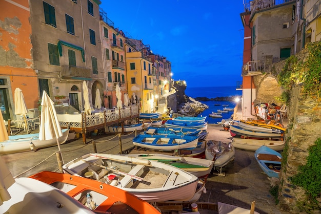 Riomaggiore, a primeira cidade da sequência de Cique Terre de cidades montanhosas na Ligúria, Itália