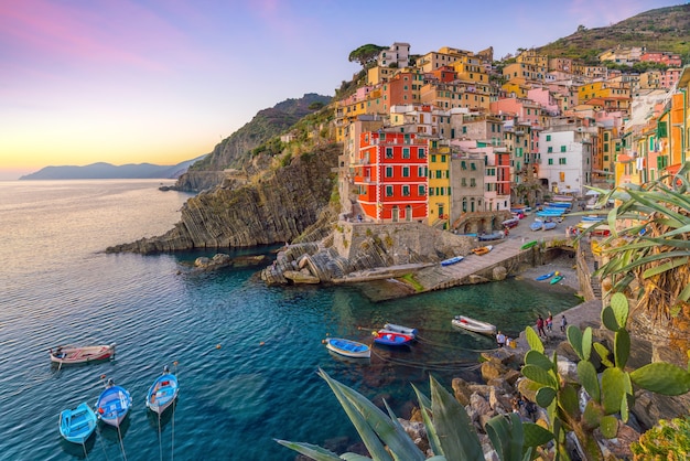 Riomaggiore, a primeira cidade da sequência de Cique Terre de cidades montanhosas na Ligúria, Itália