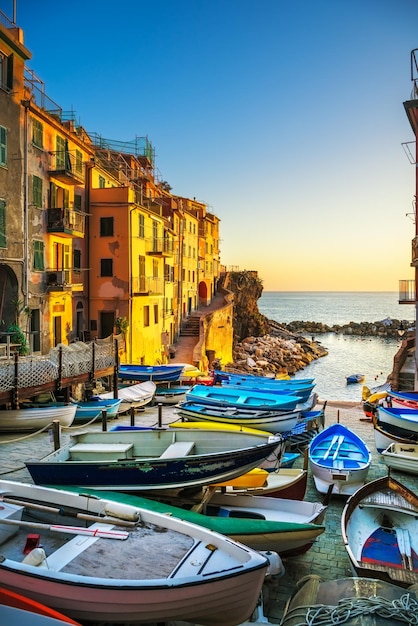 Riomaggiore aldeia barcos de rua e mar Cinque Terre Liguria Itália