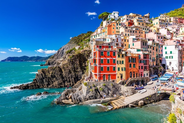 Riomaggiore em Cinque Terre Itália no verão Destino turístico popular na costa da Ligúria